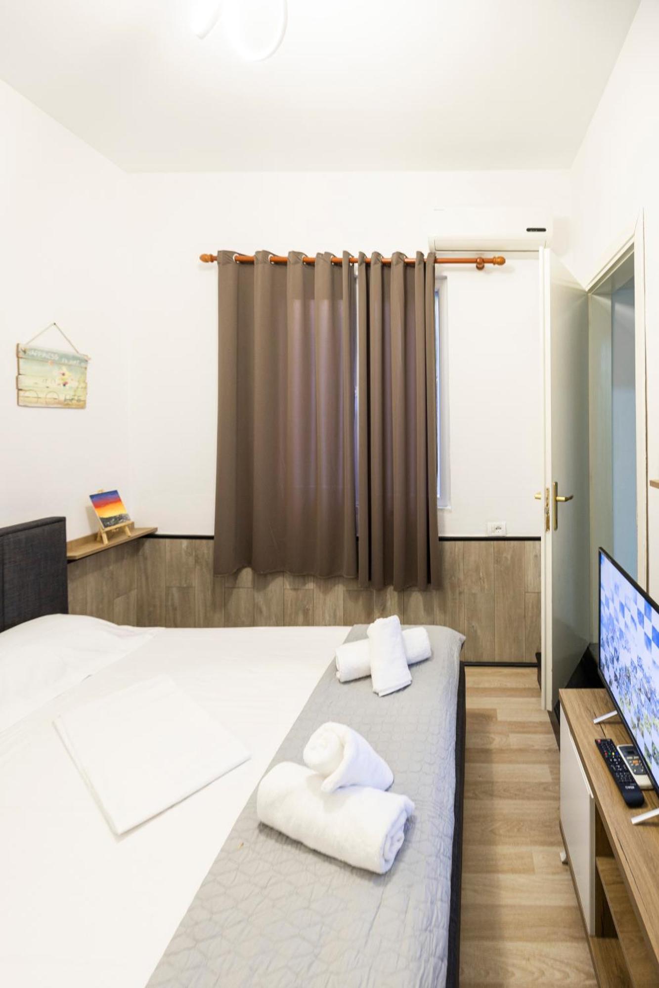 Tiny Cute Studio Near The City Center - 5 Min Walk Tirana Exterior photo